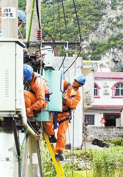 工人们正在进行更换变压器